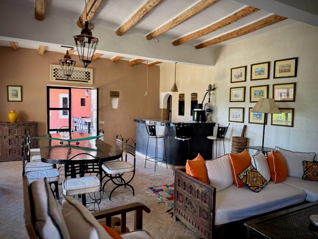 salon intérieur table et bar